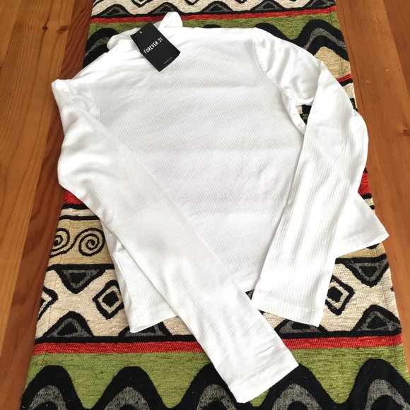 Forever 21 Tops - 🌺3/$15🌺NWT White Thin Silky Stretch Turtle Neck.